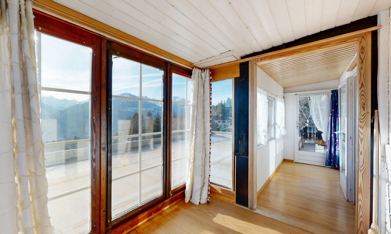 halle / korridor mit wood finish floor, holzfußboden, day time, inside property, und natural light