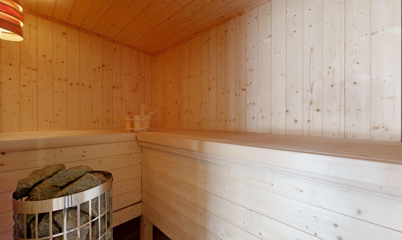 zimmer / schlafzimmer mit sauna, inside property, wood ceiling, und holzdecke
