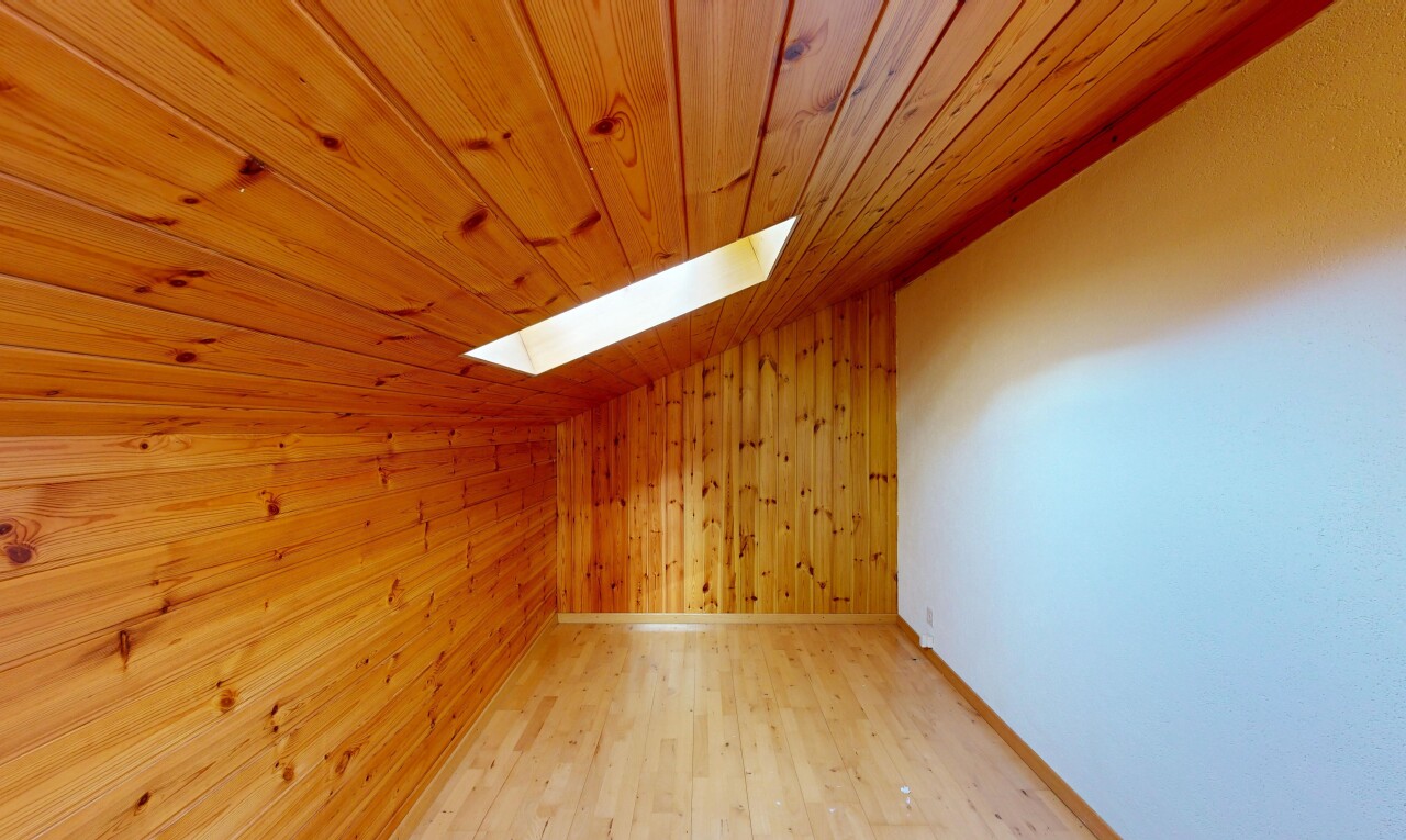 leerer raum mit holzfußboden, wood finish floor, inside property, holzwand, und wood wall