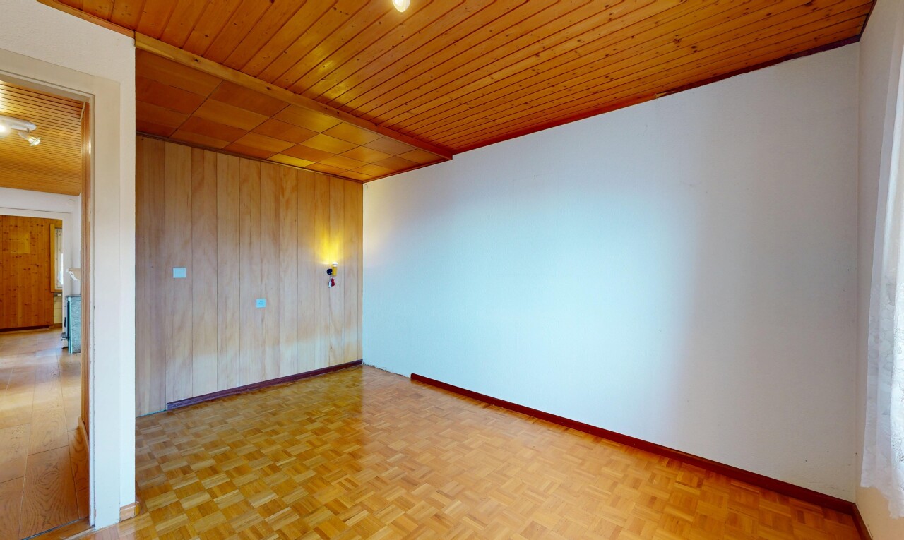 leerer raum mit parquet floor, inside property, wood finish floor, holzfußboden, und wood ceiling