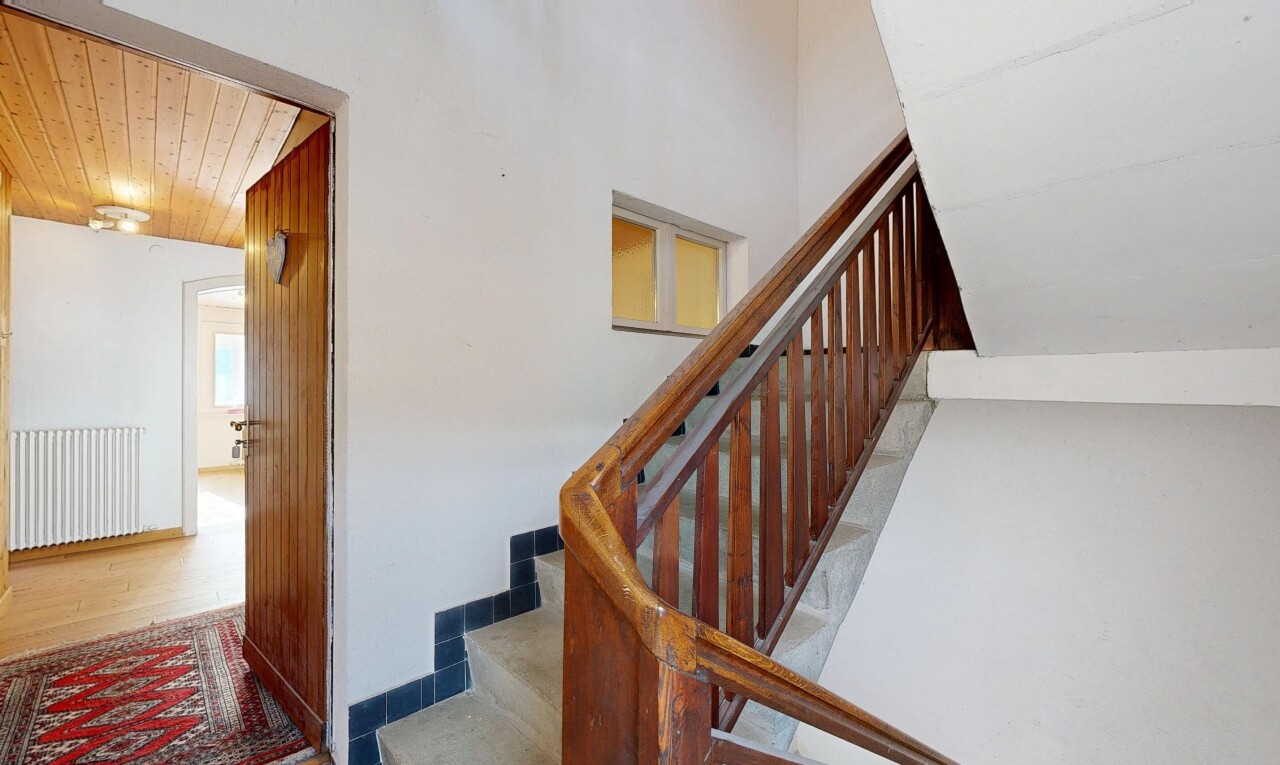 treppe mit treppen, inside property, drywall, gipskartonwand, und wood ceiling