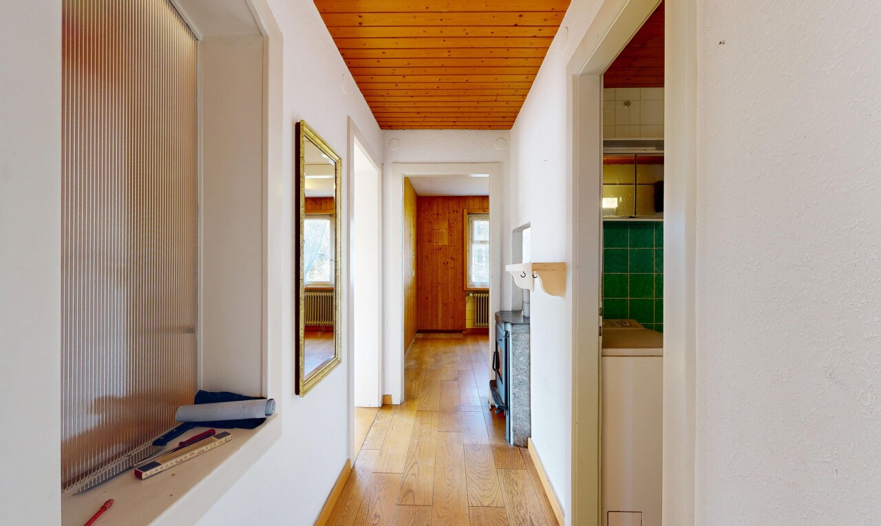 halle / korridor mit holzdecke, wood ceiling, inside property, holzfußboden, und wood finish floor