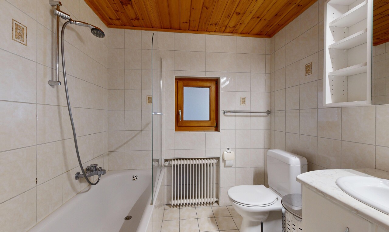 bad mit tile wall, fliesenwand, kühler, tile floor, und fliesenboden