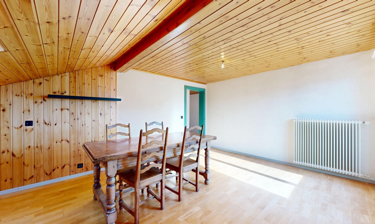 esszimmer mit kühler, dachschräge, vaulted ceiling, holzfußboden, und wood finish floor