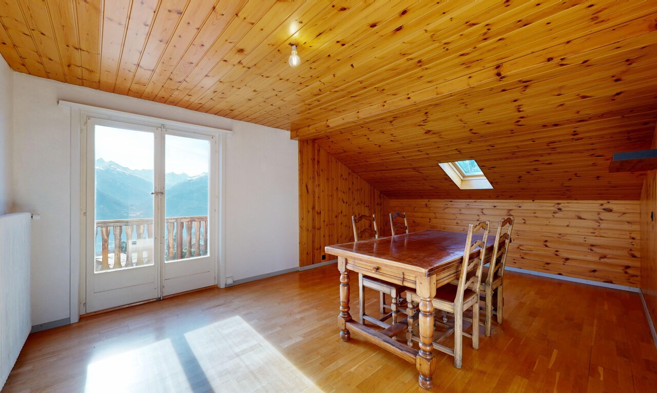 esszimmer mit low ceiling, niedrige decke, wood wall, holzwand, und natural light