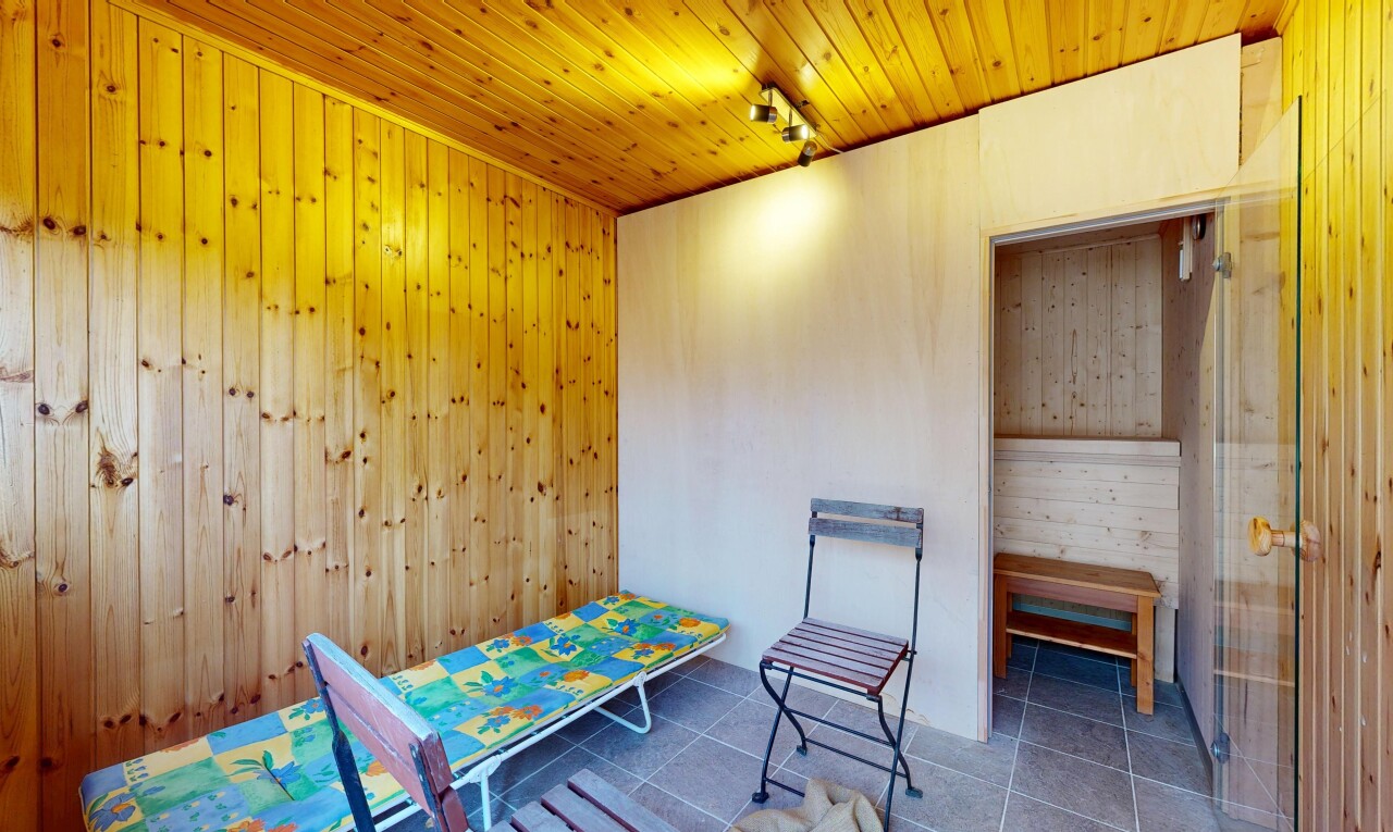 zimmer / schlafzimmer mit holzwand, wood wall, holzdecke, wood ceiling, und inside property