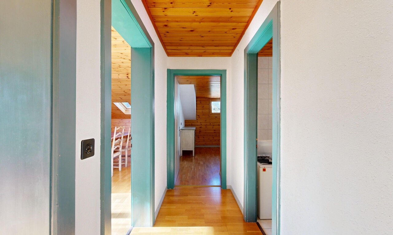 halle / korridor mit holzdecke, wood ceiling, holzfußboden, wood finish floor, und inside property
