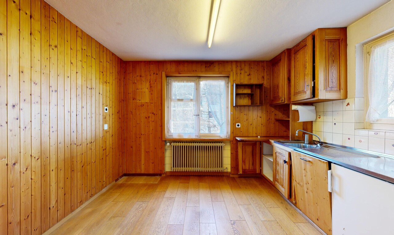 küche mit mittelbraune schränke, medium brown cabinets, holzfußboden, wood finish floor, und kühler