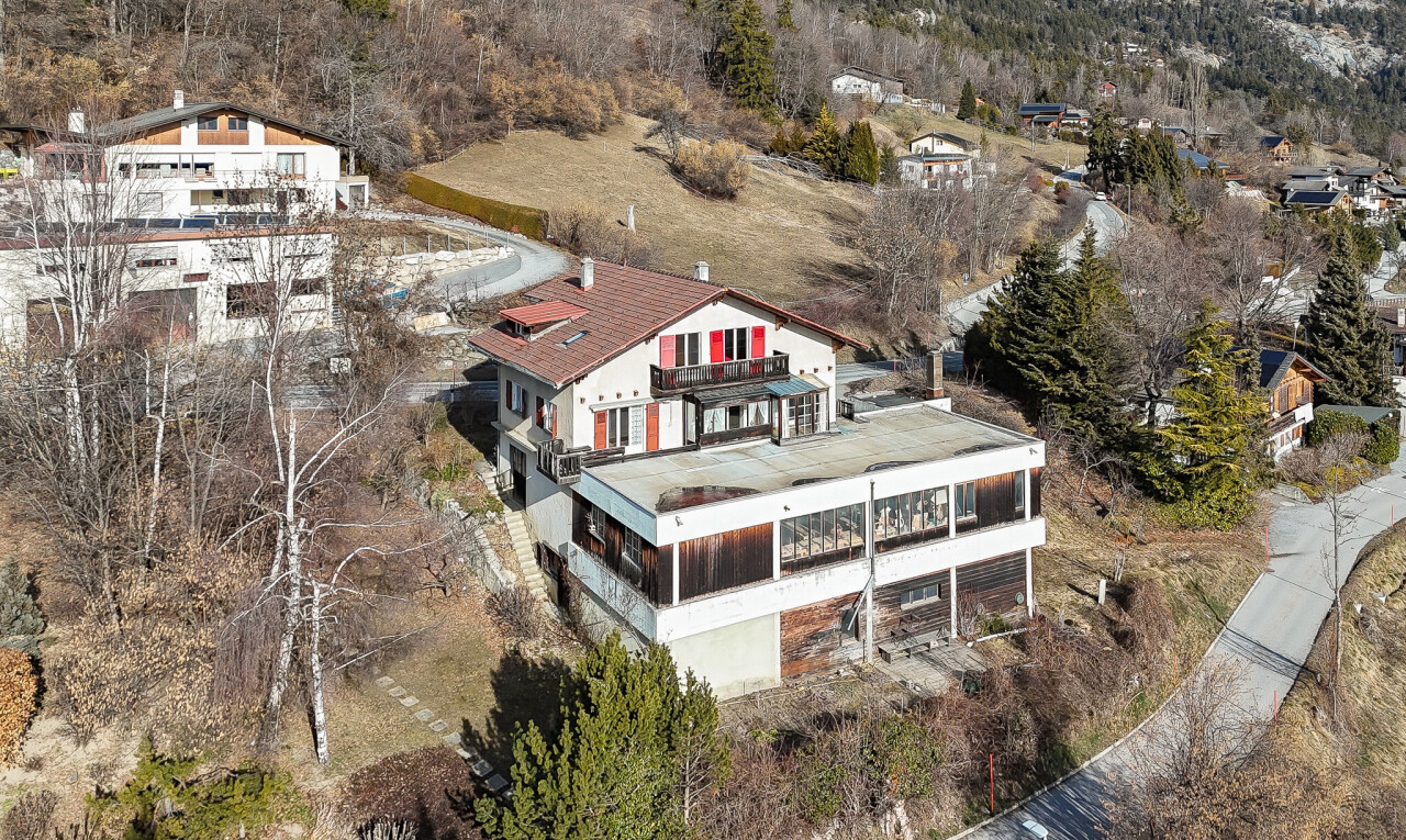 außenansicht mit balkon, wintergarten, und drone view