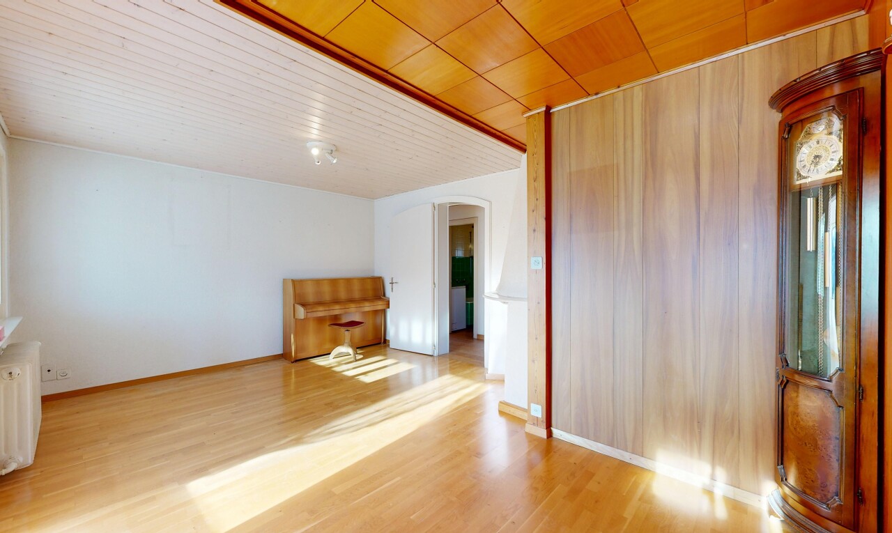 leerer raum mit holzfußboden, wood finish floor, gewölbte gehwege, inside property, und gipskartonwand