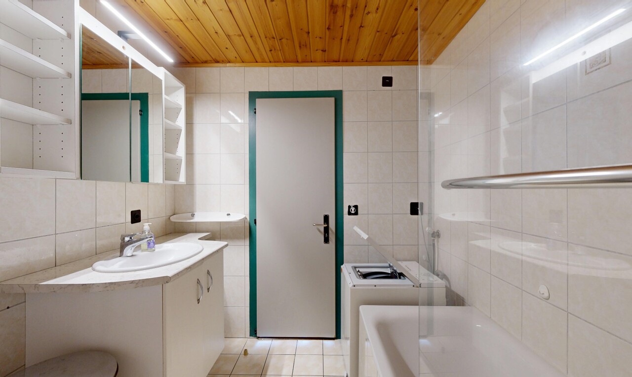 bad mit komplettes badezimmer, inside property, tile wall, fliesenwand, und schminktisch