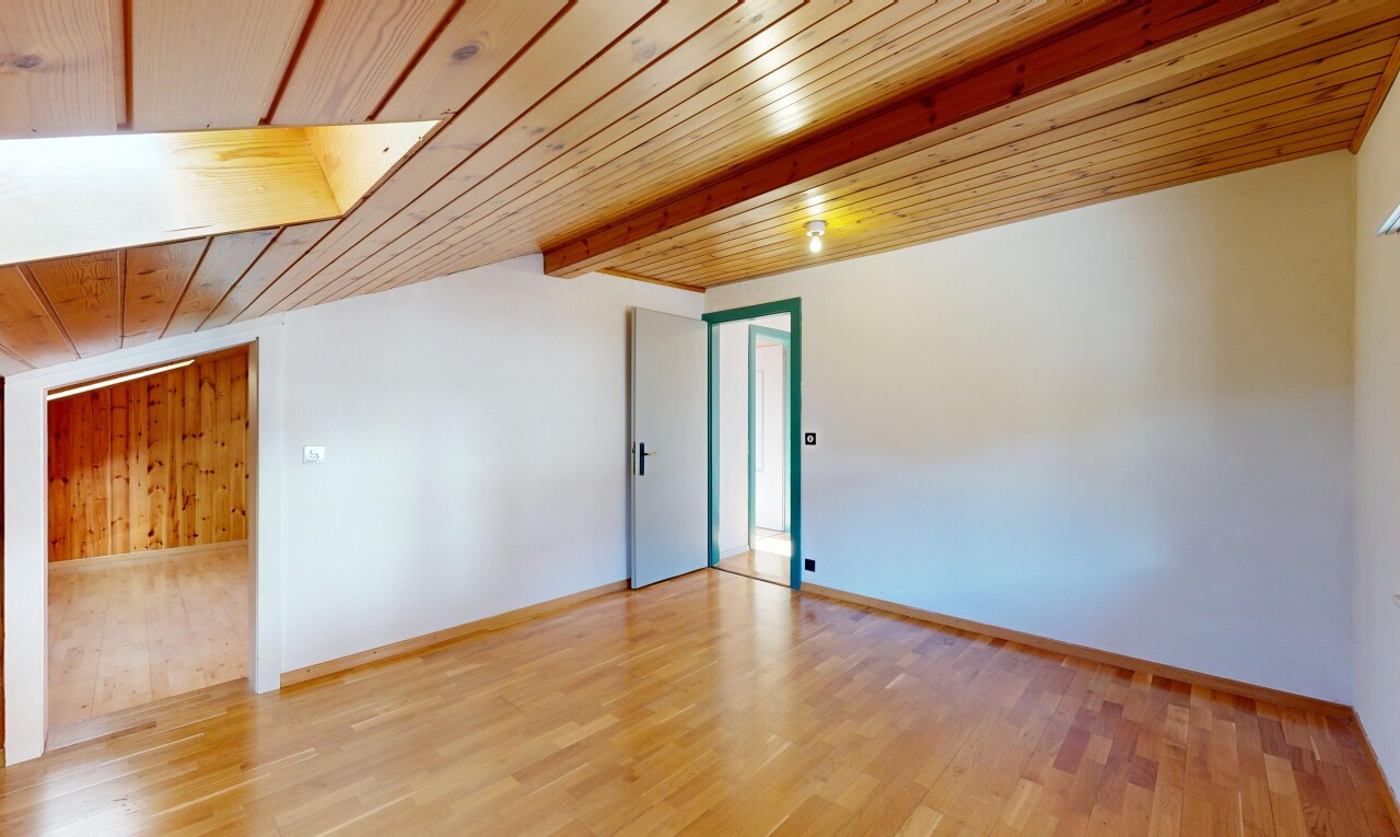 leerer raum mit holzdecke, wood ceiling, holzfußboden, wood finish floor, und inside property