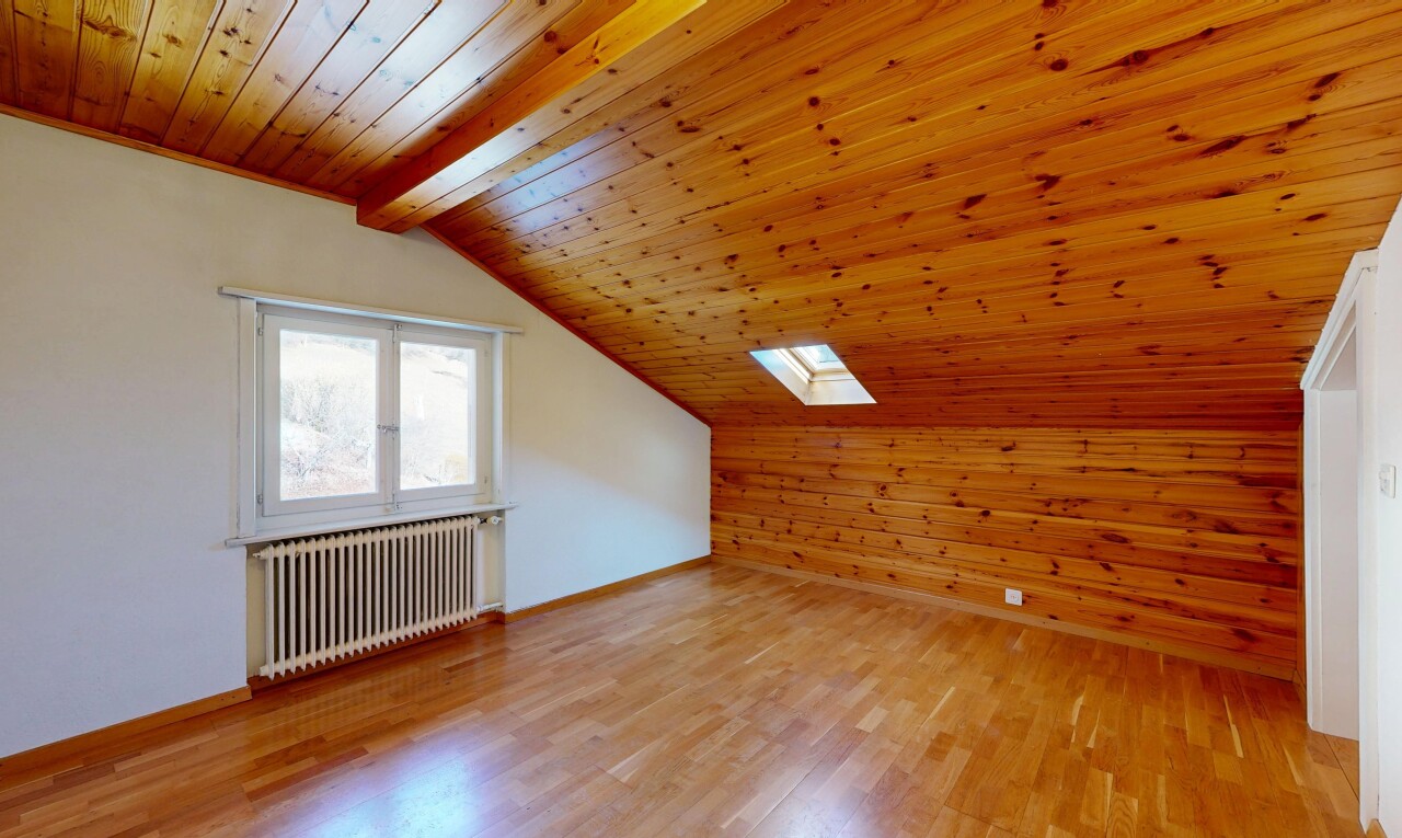 leerer raum mit kühler, holzwand, wood wall, dachschräge, und vaulted ceiling