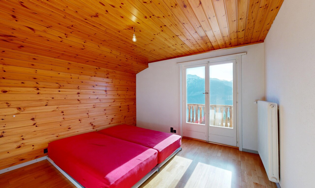 zimmer / schlafzimmer mit natural light, natürliches licht, kühler, wood finish floor, und holzfußboden