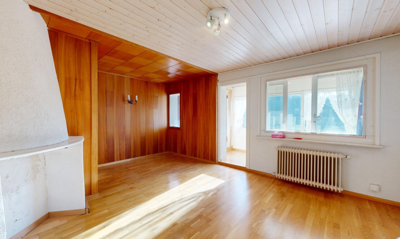 leerer raum mit kühler, holzdecke, wood ceiling, inside property, und holzfußboden