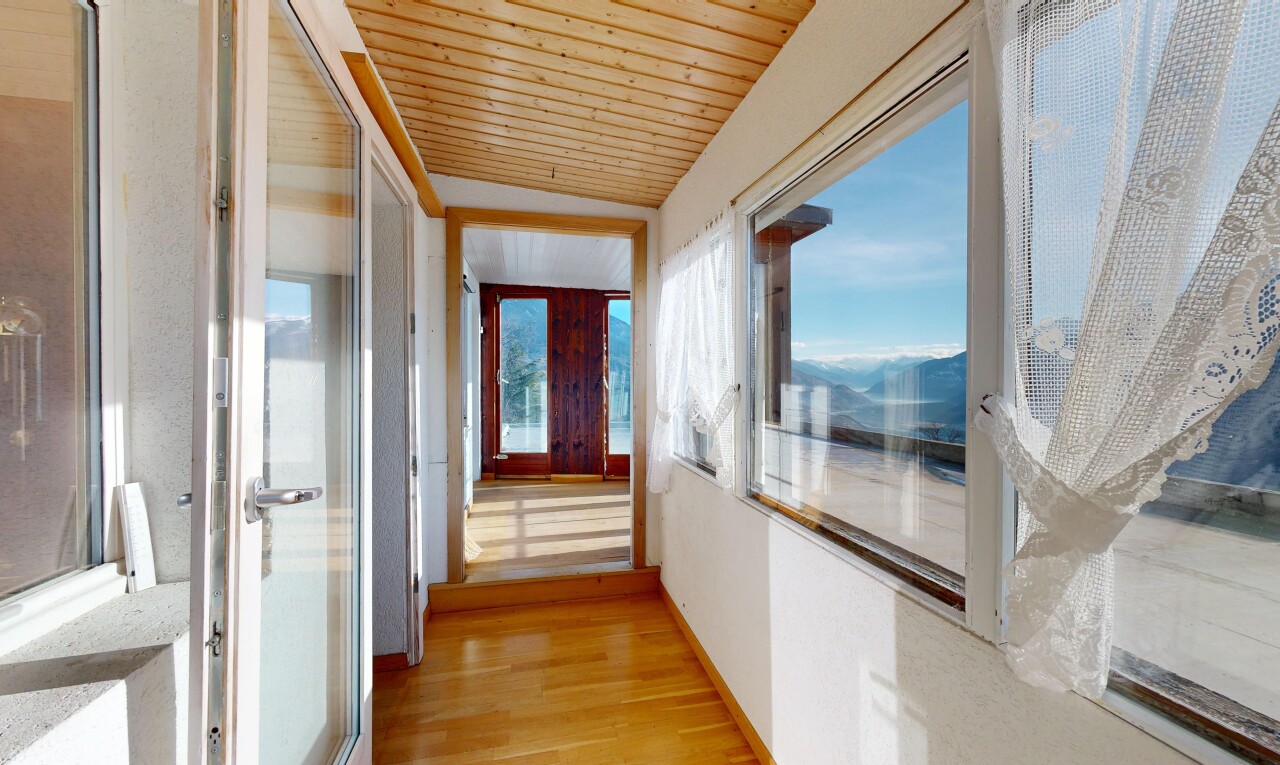 halle / korridor mit day time, holzdecke, wood ceiling, inside property, und natürliches licht