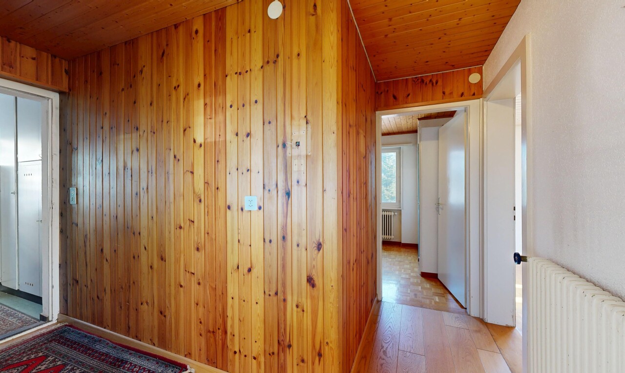 halle / korridor mit holzfußboden, wood finish floor, kühler, natürliches licht, und natural light