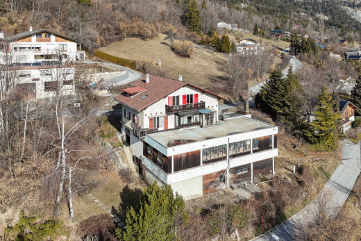 façade avec balcon, véranda, et drone view
