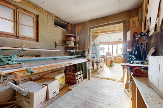 cuisine avec inside property, lumière naturelle, natural light, sol en finition bois, et wood finish floor