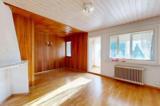 pièce vide avec radiateur, plafond en bois, wood ceiling, inside property, et sol en finition bois
