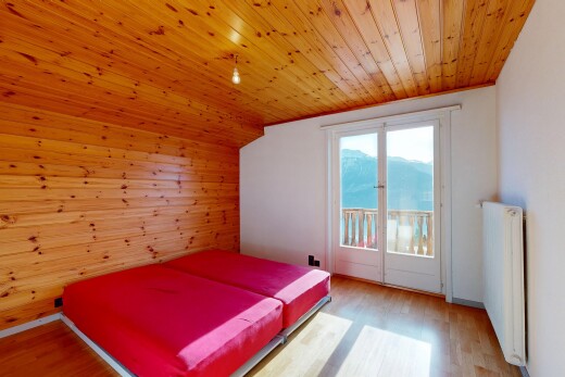 zimmer / schlafzimmer mit natural light, natürliches licht, kühler, wood finish floor, und holzfußboden