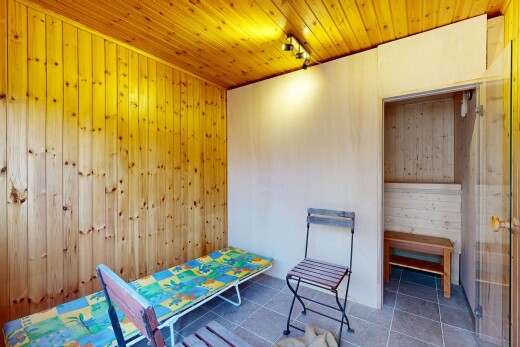 chambre avec mur en bois, wood wall, plafond en bois, wood ceiling, et inside property