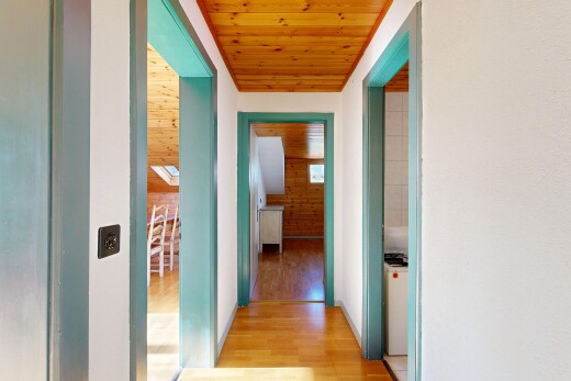 couloir avec plafond en bois, wood ceiling, sol en finition bois, wood finish floor, et inside property
