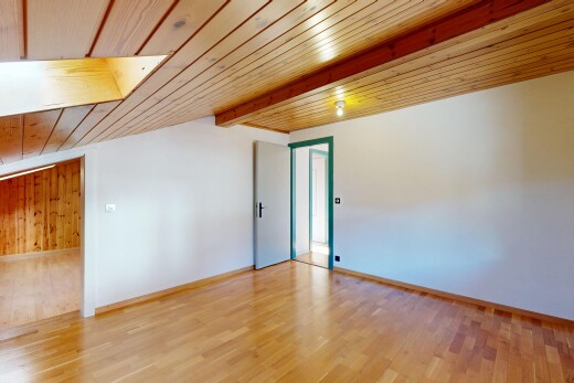 pièce vide avec plafond en bois, wood ceiling, sol en finition bois, wood finish floor, et inside property