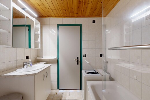 bad mit komplettes badezimmer, inside property, tile wall, fliesenwand, und schminktisch