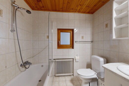 bad mit tile wall, fliesenwand, kühler, tile floor, und fliesenboden