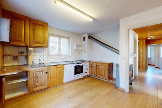 cuisine avec raised cabinets, armoires élevées, backsplash, dosseret, et light floor