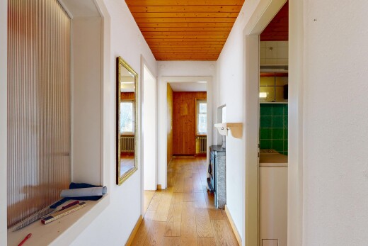 couloir avec plafond en bois, wood ceiling, inside property, sol en finition bois, et wood finish floor
