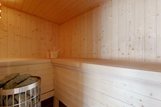 chambre avec sauna, inside property, wood ceiling, et plafond en bois