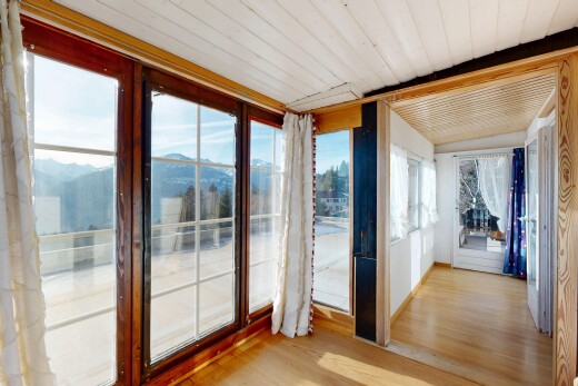 halle / korridor mit wood finish floor, holzfußboden, day time, inside property, und natural light