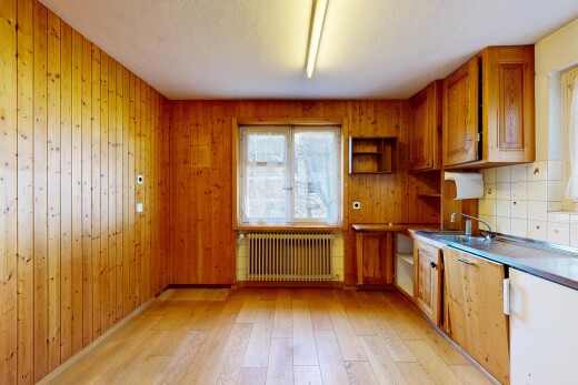 küche mit mittelbraune schränke, medium brown cabinets, holzfußboden, wood finish floor, und kühler