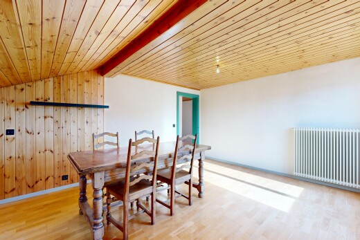 esszimmer mit kühler, dachschräge, vaulted ceiling, holzfußboden, und wood finish floor