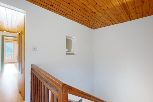 halle / korridor mit holzdecke, wood ceiling, gipskartonwand, drywall, und natürliches licht