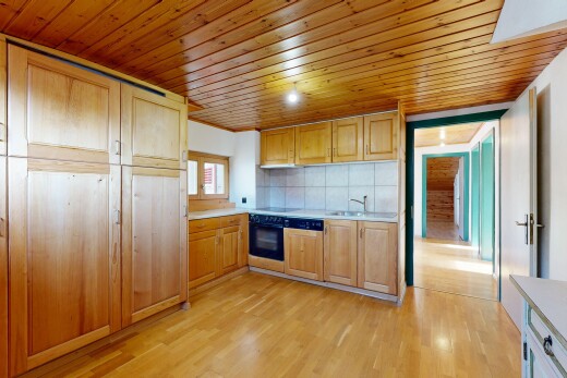 cuisine avec light countertops, plans de travail, light floor, inside property, et sol en finition bois