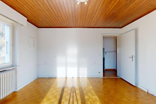 pièce vide avec radiateur, inside property, wood ceiling, plafond en bois, et drywall