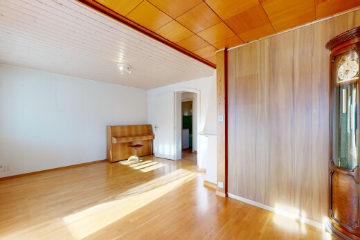 pièce vide avec sol en finition bois, wood finish floor, passages en arc, inside property, et cloison sèche
