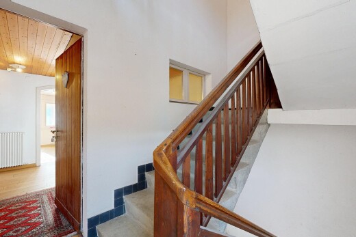 treppe mit treppen, inside property, drywall, gipskartonwand, und wood ceiling
