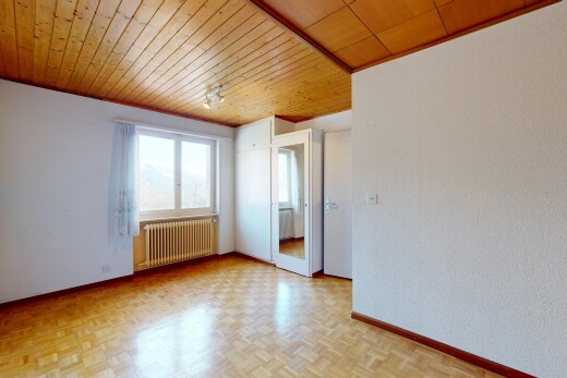pièce vide avec wood ceiling, plafond en bois, radiateur, natural light, et lumière naturelle