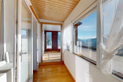 couloir avec day time, plafond en bois, wood ceiling, inside property, et lumière naturelle
