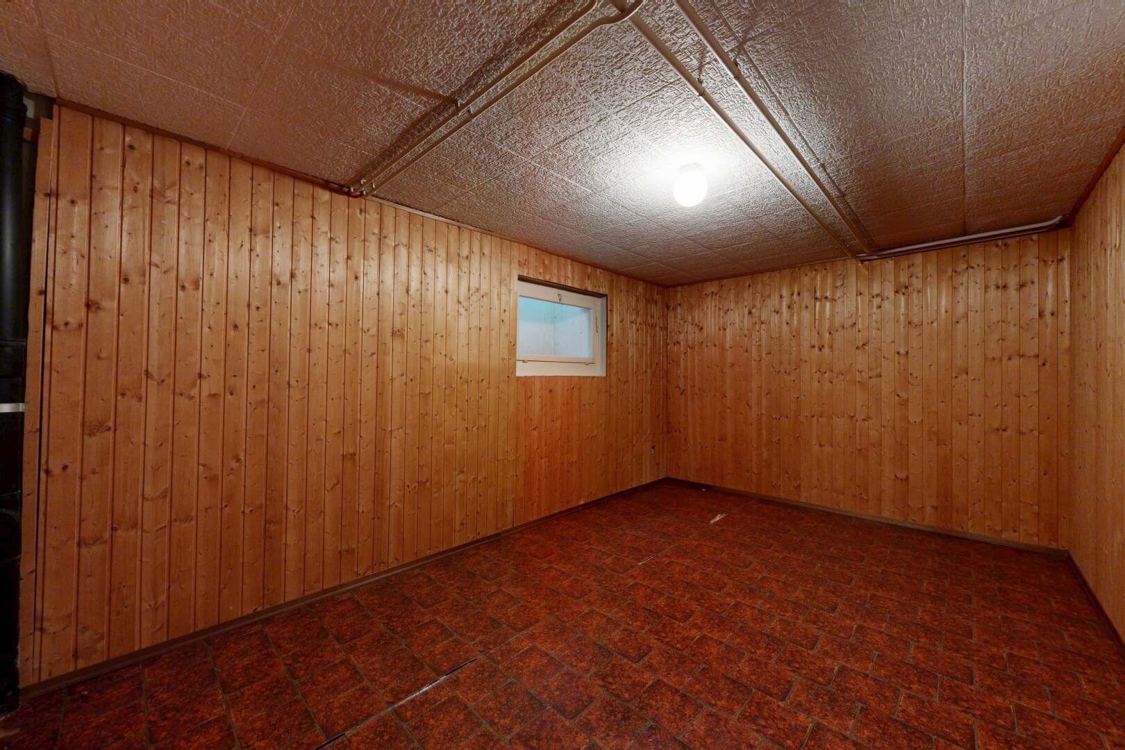 leerer raum mit keller, inside property, holzwand, wood wall, und natürliches licht