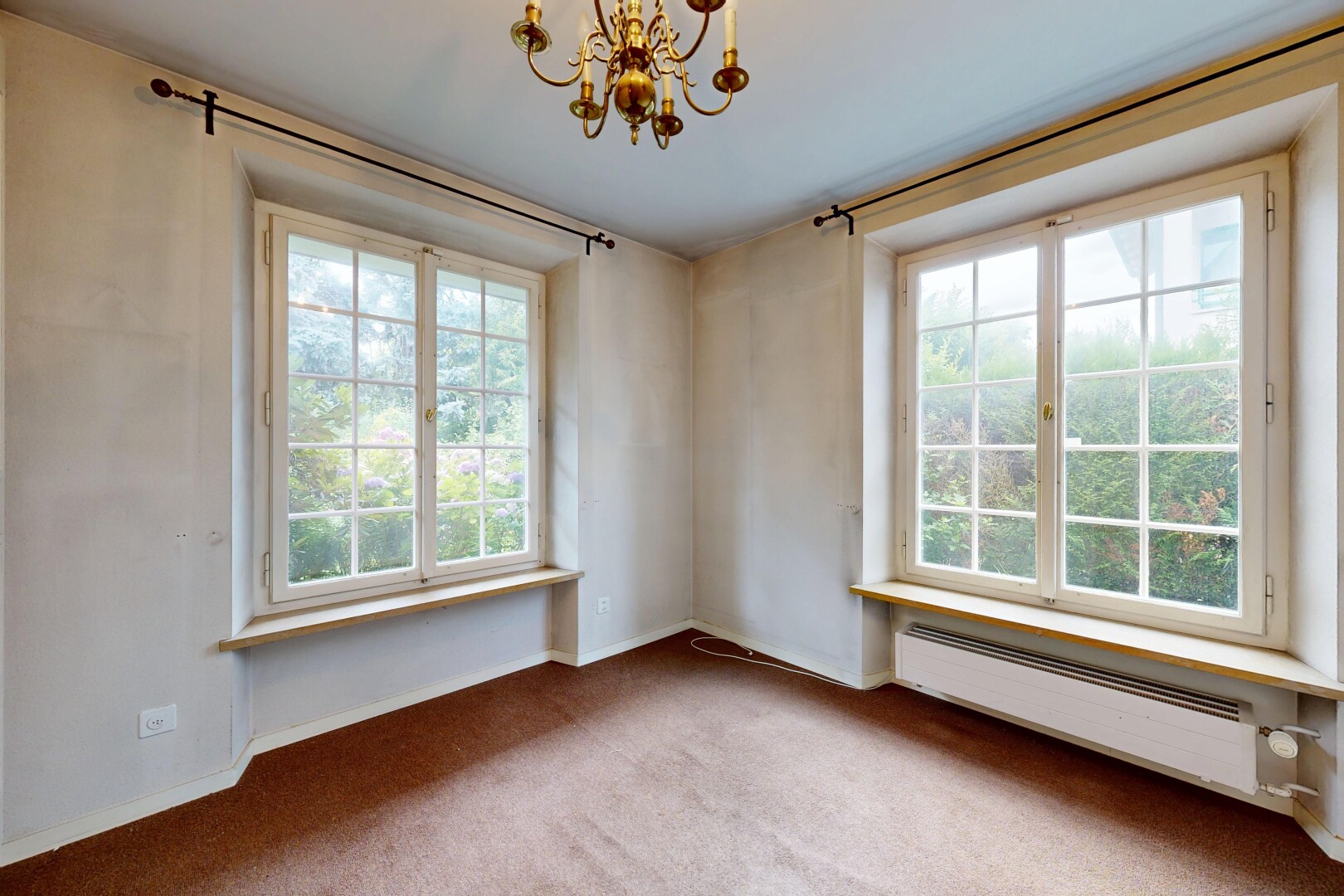 leerer raum mit gipskartonwand, drywall, inside property, bemerkenswerter kronleuchter, und teppich