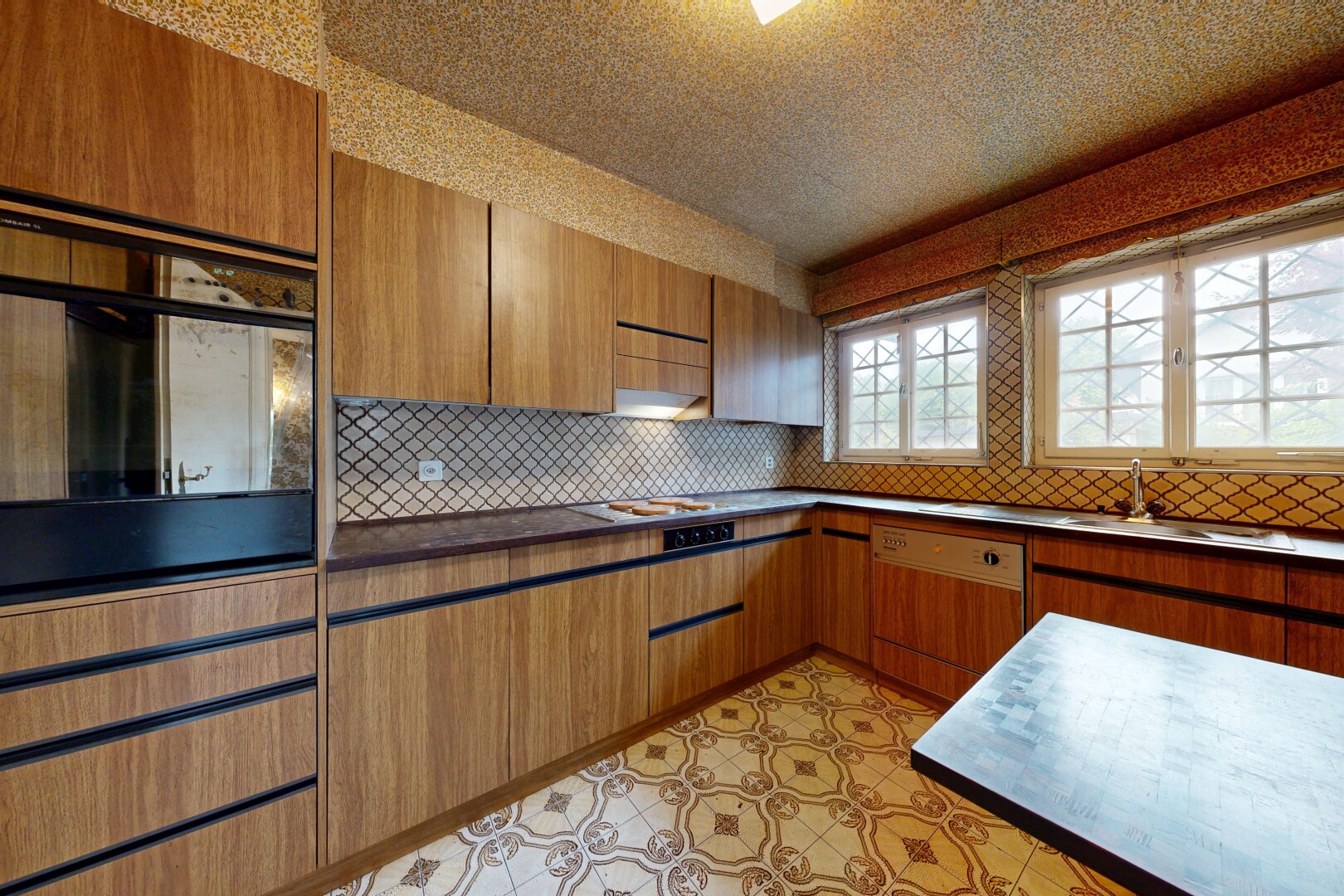 küche mit ofen, mittelbraune schränke, medium brown cabinets, light floor, und vinylboden