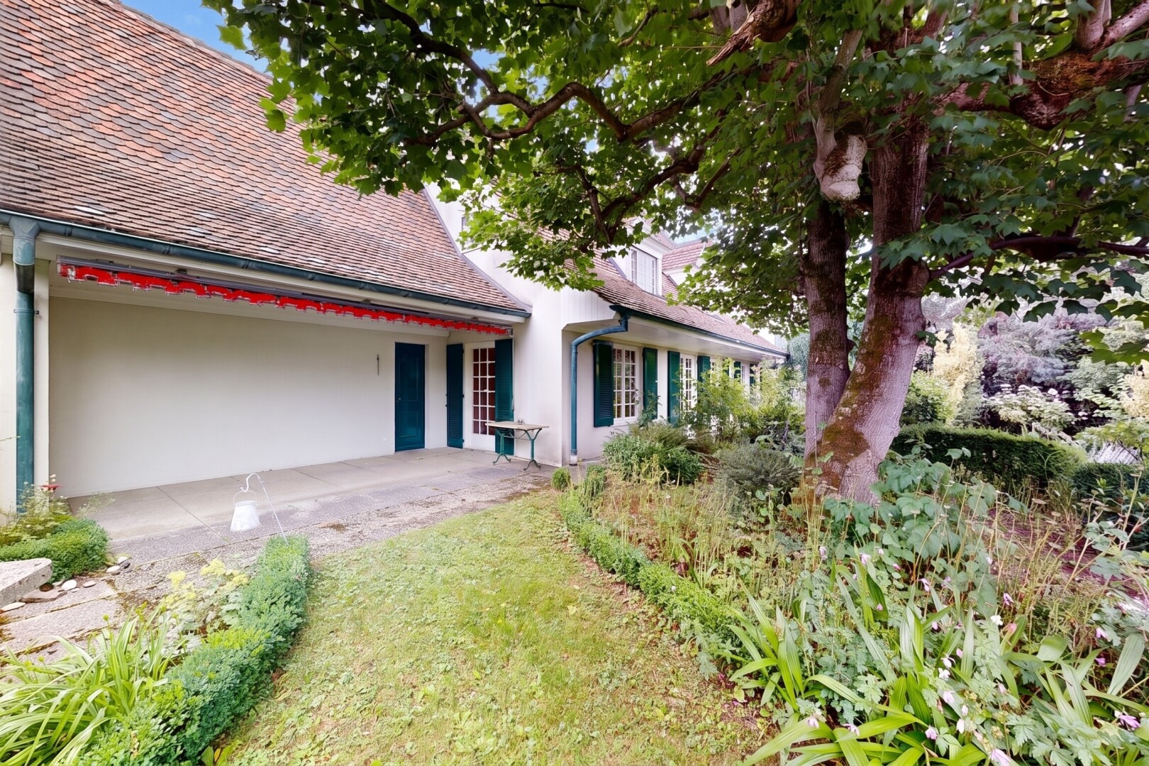 garten mit property visible, rasen, und terrasse