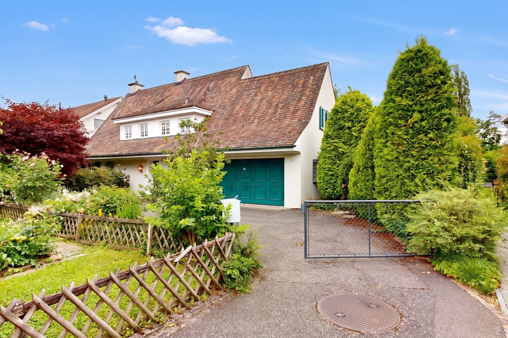 außenansicht mit property visible, dachgaube, day time, stuckverkleidung, und auffahrt
