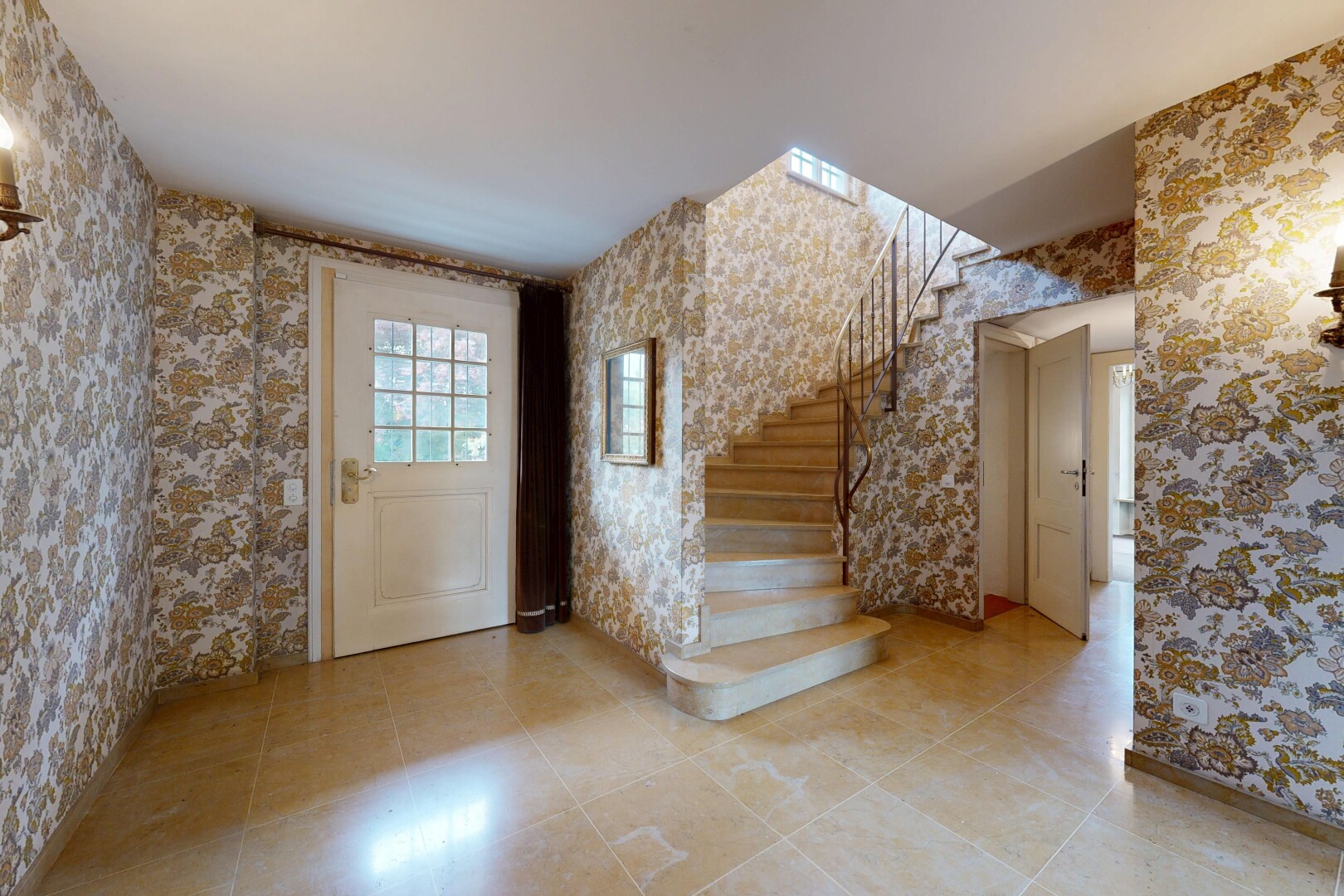 treppe mit treppen, inside property, natürliches licht, natural light, und fliesenboden