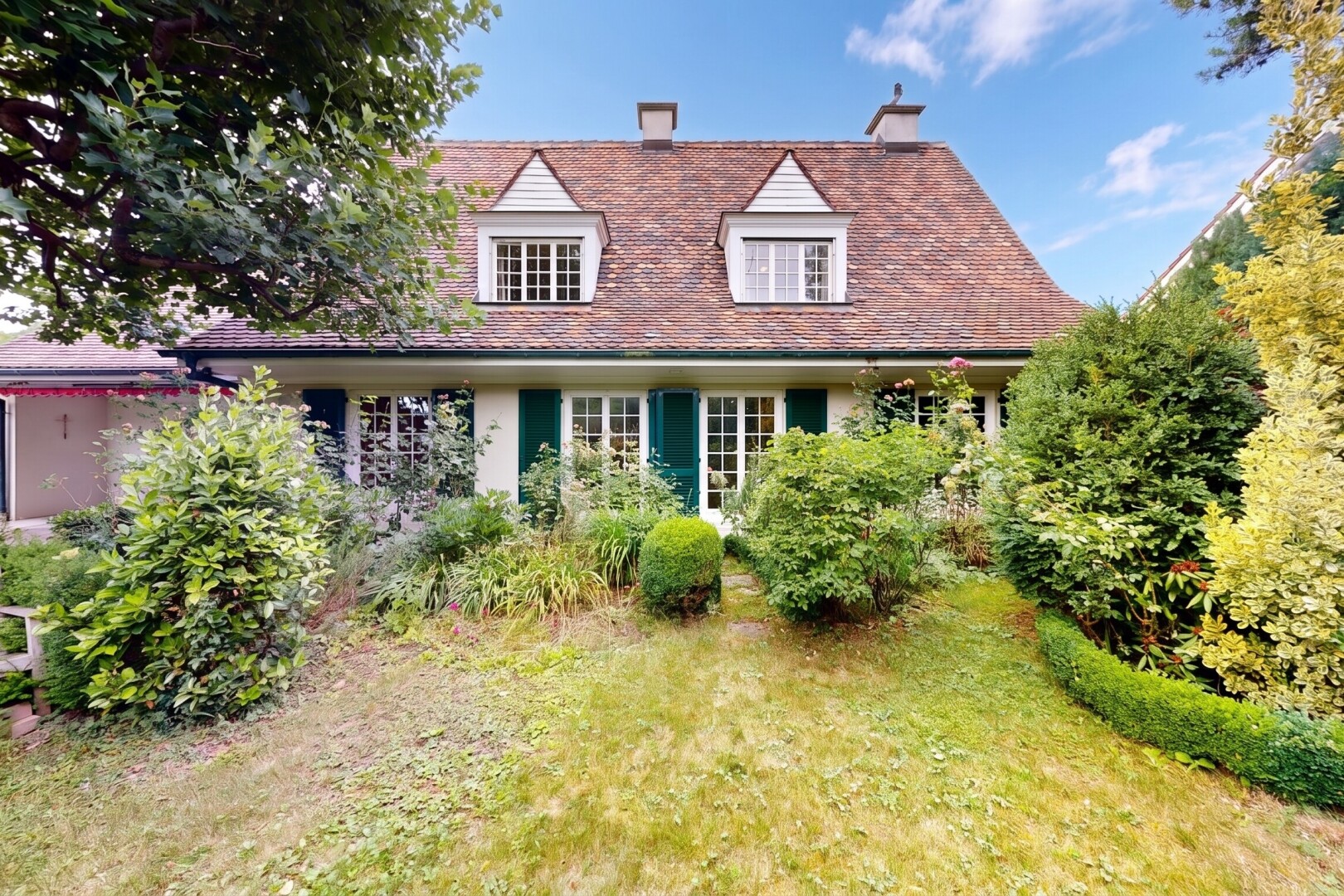 außenansicht mit schornstein, dachgaube, property visible, day time, und rasen